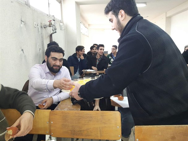 پخش شیرینی آزادی حلب در دانشگاه گنبدکاووس/تصاویر