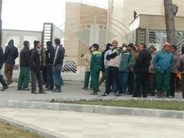 تجمع دوباره کارگران شهرداری بجنورد مقابل استانداری
