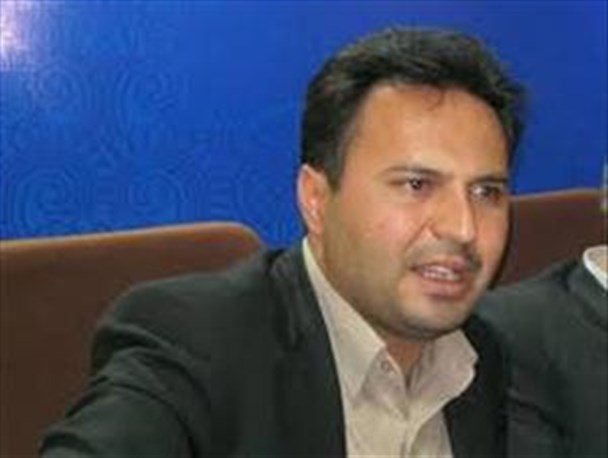 افزایش نرخ ارز با تورم تک‌رقمی دولت‌مردان همخوانی ندارد/ سیاست اشتباه بانک مرکزی موجب جولان دلالان ارز شد