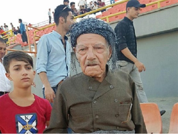 پیرمرد ۸۱ ساله بوکانی پیرترین هوادار فوتبال ایران