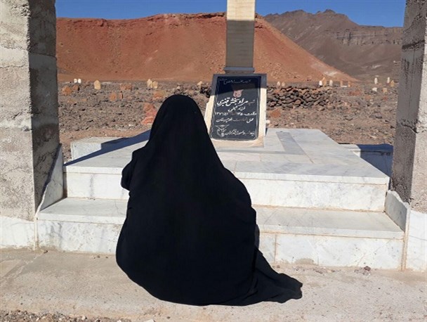 وقتی عشق مادری جاده صعب العبور را هموار می کند/ پیاده روی 70 کیلومتری مادر بلوچ برای رسیدن به مزار فرزند شهیدش