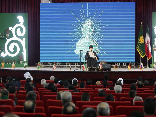 دشمن و ایادی فاسد آن در داخل کشور تمام شئون اقتصادی را هدف گرفته است