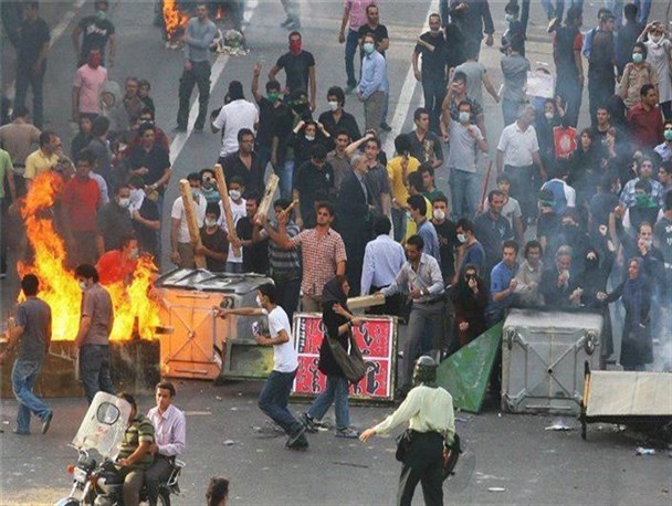 کروبی حرمت‌شکنان عاشورا را فرزندان حضرت زهرا(س) خواند/ منافقین چگونه خواهرزاده موسوی را کشتند؟