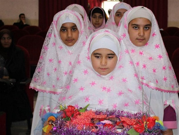 جشن تکلیف ۱۷۰ نفر از دانش آموزان دختر فریدن برگزار شد+ تصاویر