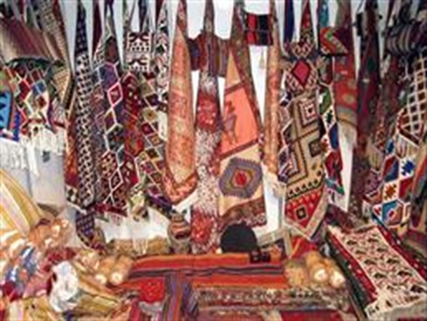 مشکل بازاریابی و فروش دستاوردهای هنری معضلی که گریبان گیر صنایع دستی آذربایجان غربی شده است
