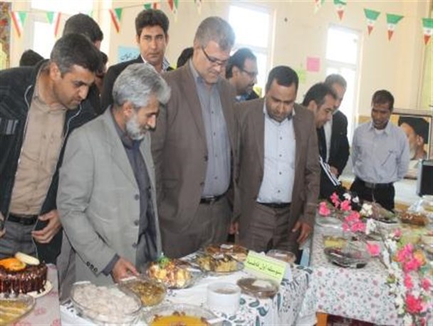 دانش آموزان حاجی آبادی جشنواره شیرینی پزی برگزار کردند
