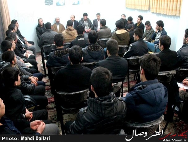 نشست صمیمی فرماندار و امام جمعه شهرستان اهر با جوانان