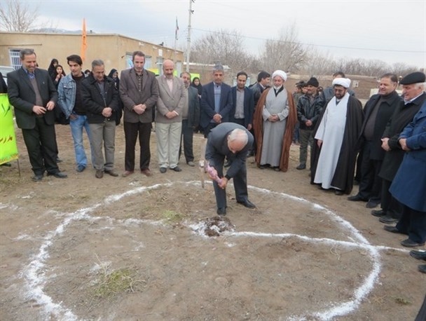کلنگ مدرسه سه کلاسه در تسوج به زمین زده شد