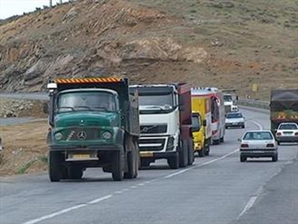 سرعت لاک پشتی چهار خطه شدن محور های جنوب شرق کشور/ سن کم رانندگان خودروهای ترانزیت و خطر احشام رها شده