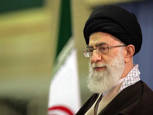 عکس نوشته/ دیدار رهبر انقلاب با پاسدارانی که متجاوزان آمریکایی را بازداشت کردند