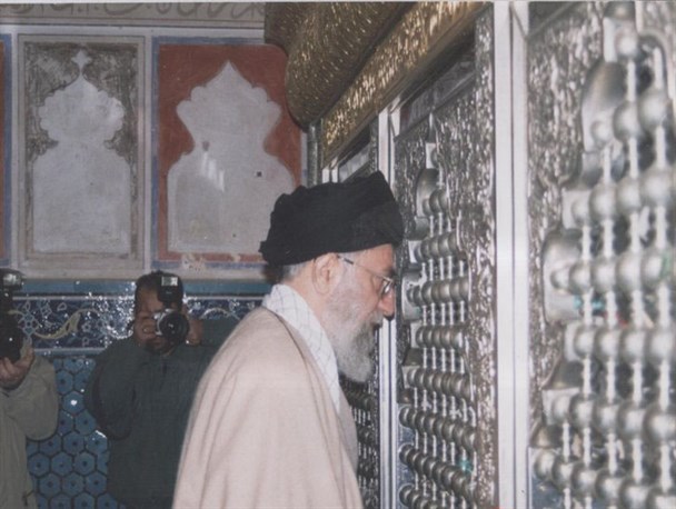 امامزاده محمد(ع) تفرش ظرفیت تبدیل به قطب فرهنگی منطقه را دارد/ تصاویر زیارت مقام معظم رهبری در مقبره جدش