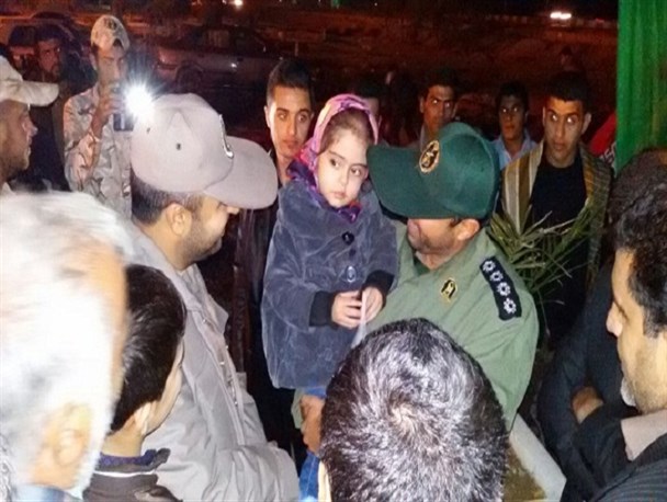 فرزند شهید مدافع حرم در آغوش فرمانده سپاه باوی+عکس