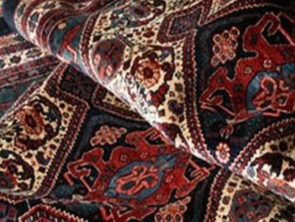 بانوی کارآفرینی که با تلفیق هنر و تلاش درآمدزایی می کند/ گره خوردن تار و پود فرش ایرانی با حمایت بسیج