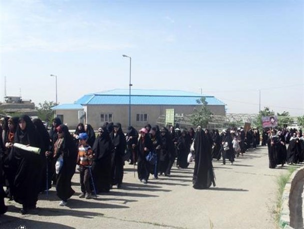 جمعی از خواهران بسیجی به قله زشک صعود می کنند