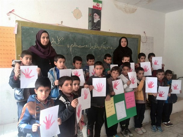 همدردی دانش آموزان بواناتی با  خانواده آتش نشانان + تصاویر
