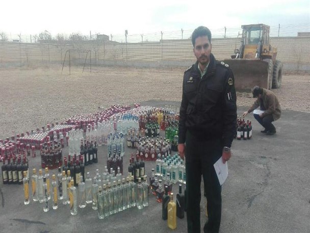 انهدام بیش از 1400 بطری مشروبات الکلی در قهاوند / دستگیری دو نفر از اعضای باند