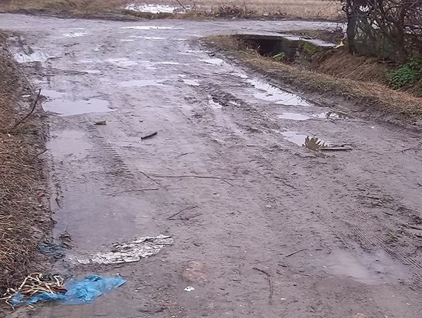 لوله آب شرب چند سالی است ترکیده/ تیر برق های فرسوده در معرض سقوط هستند