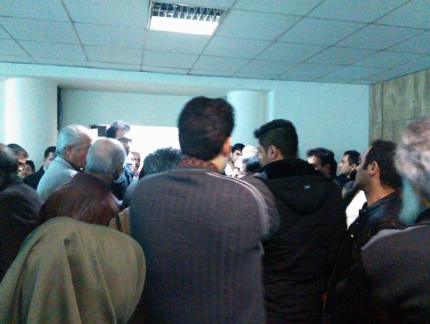تجمع کسبه تقاطع میدان کرج در شورای شهر/ وعده ۴ ساله بازار مغازه داران را کساد کرد