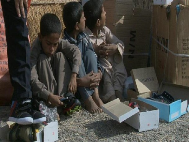 اهداء ۷۰۰ جفت کفش زمستانی به دانش آموزان منطقه محروم نمداد جنوب کرمان/تصاویر
