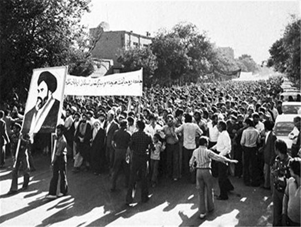صدور انقلاب به سایر ملل بزرگترین دستاورد انقلاب اسلامی است