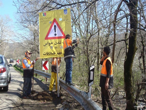 نصب بیش از 24 هزار تابلو اخطاری و انتظامی در جاده های همدان