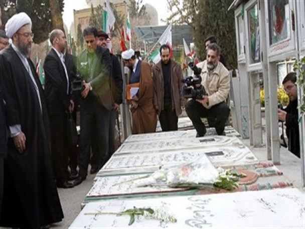 آیت الله لاریجانی به مقام شامخ شهدای کرمانشاه ادای احترام کرد