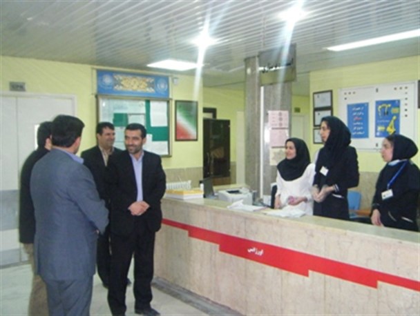 از پرستاران بیمارستان فیروزکوه با اهدای شاخه گل تقدیر شد+ تصاویر