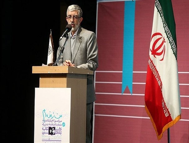 من زنده‌ام بیان روزگار یک نسل است / من زنده‌ام سرمایه ادبی انقلاب اسلامی