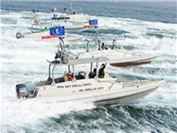 ماکت ناو هواپیمابر آمریکایی توسط نیروهای ویژه تصرف شد/ رژه شناورهای تندرو و ناوچه های موشک‌انداز سپاه از مقابل جایگاه