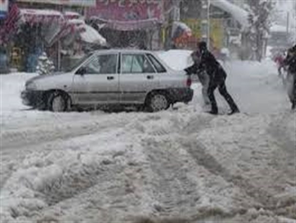نجات عشایر محصور در برف توسط پرسنل صدا و سیمای آبدانان