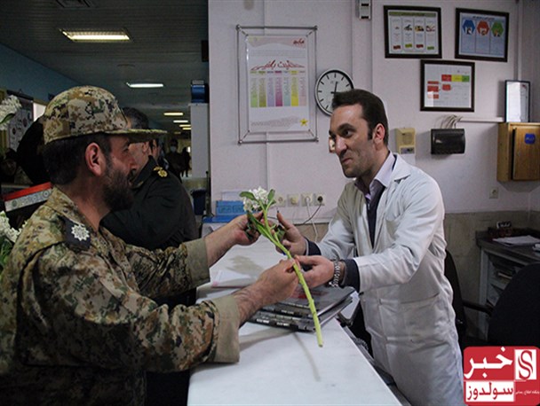 گزارش تصویری/ اهداء شاخه گل به پرستاران بیمارستان امام خمینی(ره) نقده