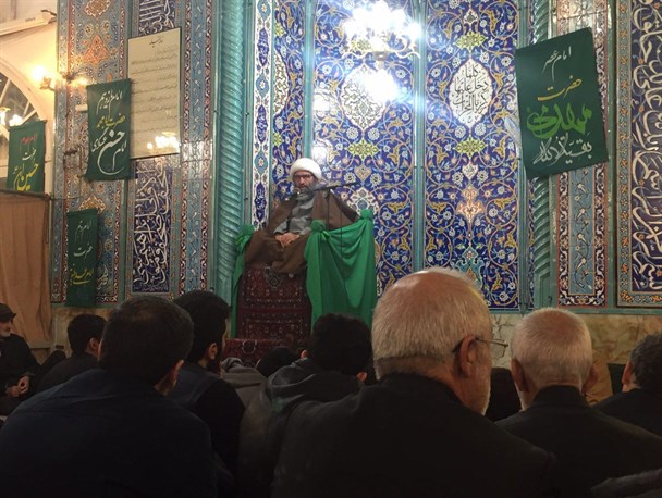 کسی که مورد حمایت انگلیس و استکبار است نمی‌تواند قابل اعتماد باشد