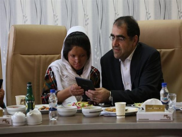 دیدار وزیر بهداشت با دختران شین‌آبادی +عکس