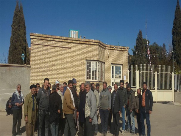 کارگران پروژه راه آهن متوقف در ایستگاه فرمانداری/ تداوم تجمع کارگران یک پیمانکار پروژه ملی راه آهن جوین- اسفراین- بجنورد