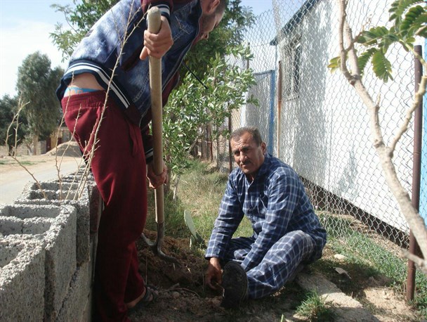 اهالی روستای بیدزرد در اقدامی خودجوش ۲۰۰ اصله نهال را کاشتند+ تصاویر