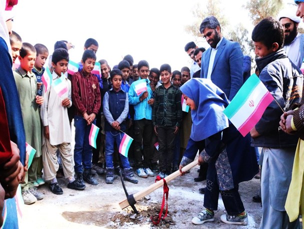 کلنگ زنی ساخت مدرسه ۶ کلاسه توسط دانش آموزان