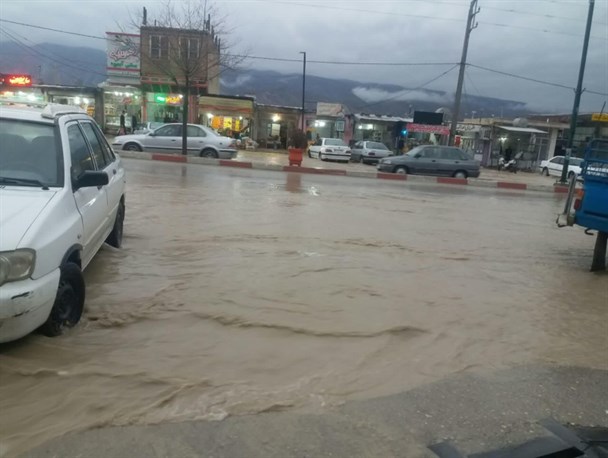 منازل حاشیه رودخانه سیمره تخلیه شدند/ لغو مرخصی فرمانداران و بخشداران/ راه ارتباطی یک روستا قطع شد+ تصاویر