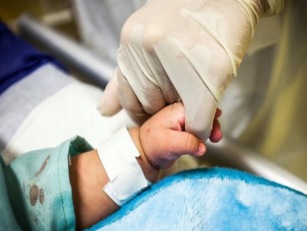 علائم سرماخوردگی زمستانه می‌تواند نشانه ابتلا به اومیکرون باشد/ سویه سریع‌الانتقال کرونا در کمین کودکان و واکسن نزده‌های البرز