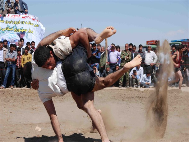 مسابقات کشتی باچوخه در روستای دشت برگزار می‌شود