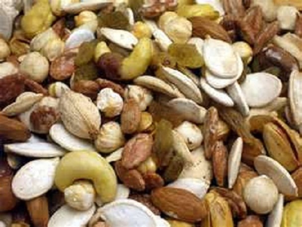مبتلایان به قندخون در نوروز خیار بخورند/ مراقب آجیل های چینی باشید
