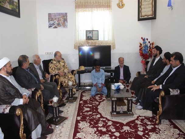 مسئولین اردکان با خانواده شهدای روستای حاجی آباد زرین دیدار کردند+تصاویر