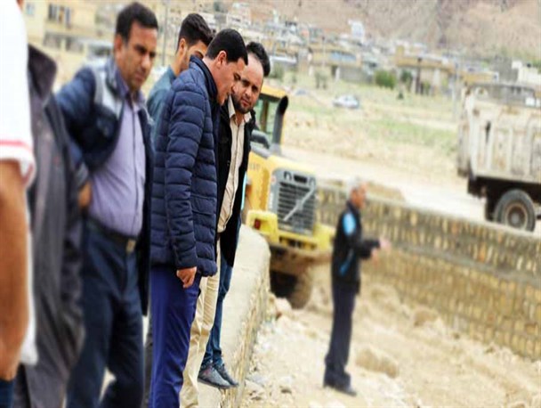 بازدید شهردار قیر از روند پاکسازی و امدادرسانی به مناطق سیل زده