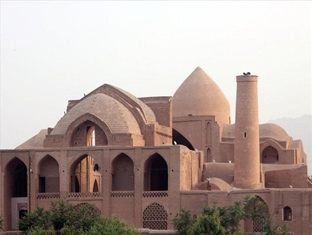 مسجد جامع اردستان در دل باغ های سرسبز انار قرار دارد