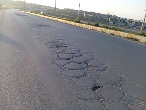 عبور از جاده کمربندی بروجرد مساوی با پنجری ماشین/لکه گیری آسفالت کمربندی فراموش شد