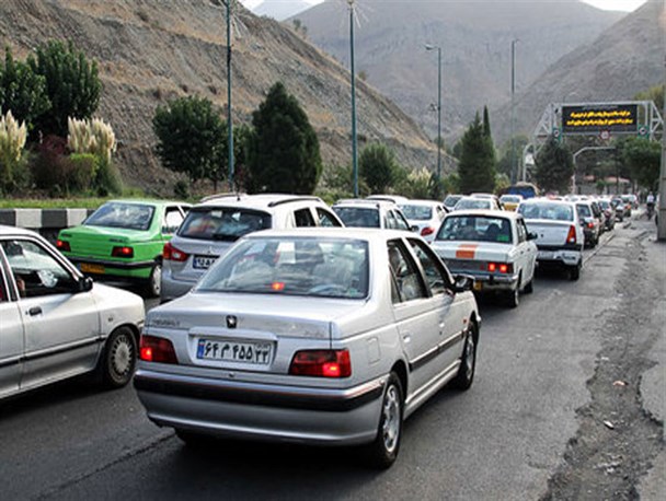 ترافیک سنگین از جاده چالوس تا میدان امیر کبیر/ استقرار تیم مدیریت بحران در مناطق بهمن گیر البرز