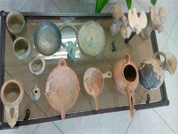 کشف 17 قطعه اشیای عتیقه در نهاوند+ عکس