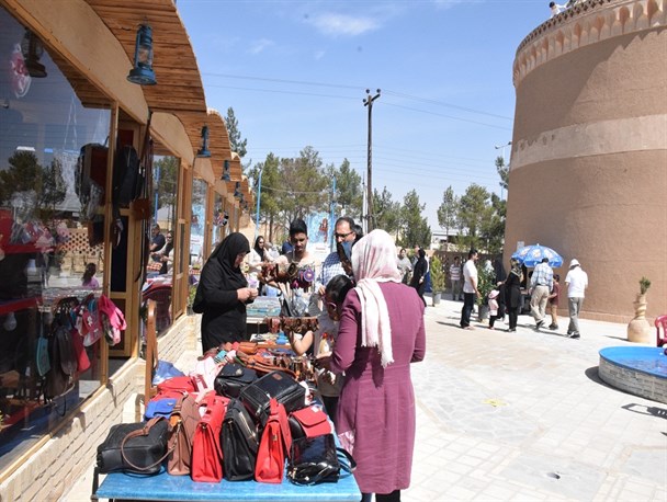 برپایی نمایشگاه صنایع دستی در برج کبوتر خانه میبد +تصاویر