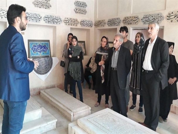 بازدید گردشگران از تکیه میرفندرسکی و راهنمایی های یک انجمن مردمی