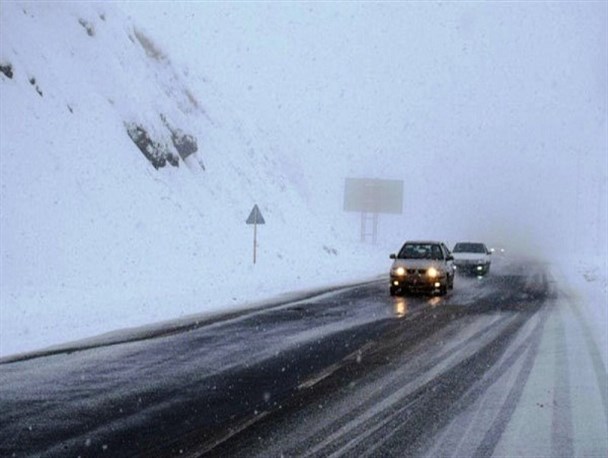 وجود مه و کولاک در جاده های استان زنجان/ تردد در گردنه‌ های کوهستانی زنجان با زنجیر چرخ امکان‌پذیر است