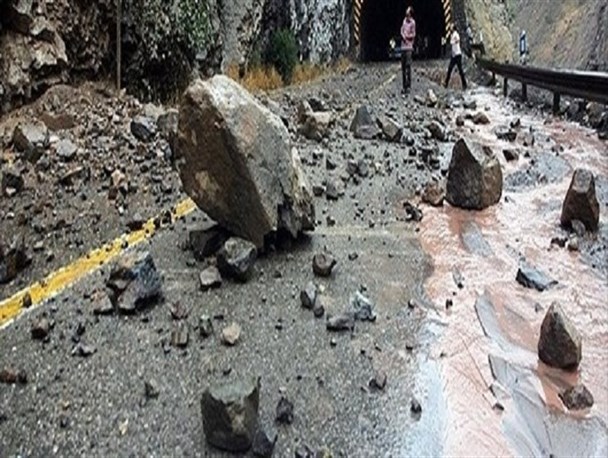 ارتباط جاده ای 11 روستا با مرکز شهرستان اردل قطع شد